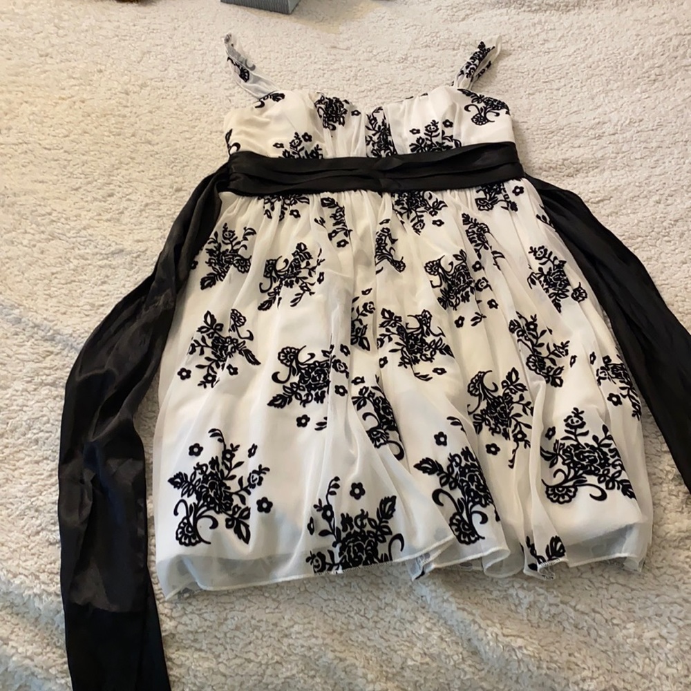 White and black floral dress ✨LAST CHANCE